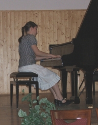 Cilike zongorázik