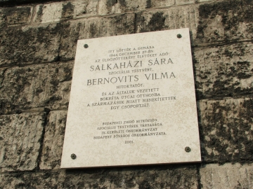 Salkaházi Sára testvér és Bernovits Vilma hitoktató emléktáblája azon a helyen, ahol életüket adták az üldözöttekért 